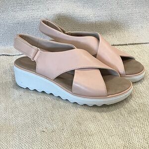Clarks Women's size 6 1/2  dusty rose Blush Sandals with Velcro at ankle